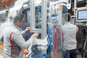 perdele PVC transparent montate între lucrătorii de la Audi